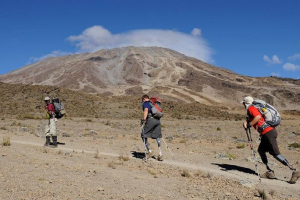Tři veteráni vylezli na Kilimandžáro. Dohromady měli jednu zdravou nohu